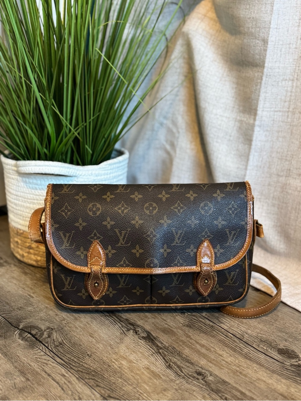 PRE-OWNED Louis Vuitton GIBECIERE MM MONOGRAM
SHOULDER BAG - Picture 7 of 7